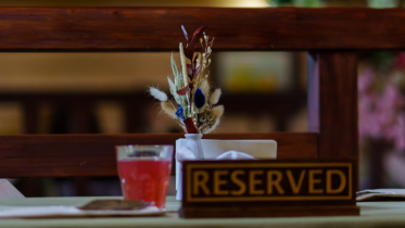 Image of reserved restaurant table | What Successful Coaches Know That Keeps Them Fully Booked